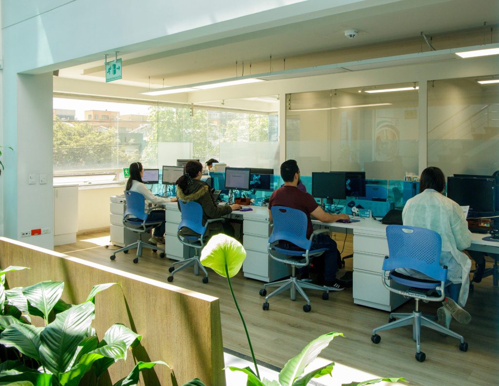 Equipo Al Pharma trabajando en oficina